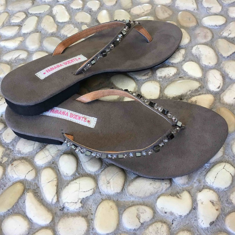 Flip Flop Sandal Fabric Embroidery Hematite Glass Beads | Fabiana Boente Flip Flop Sandal Fabric Embroidery Hematite Glass Beads | Fabiana Boente