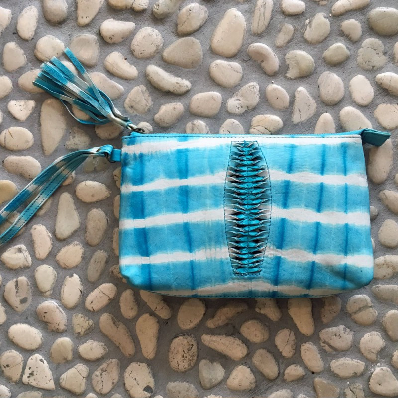 Pouch Clutch Light Blue Sheepskin Leather Carved Batik Pattern | Fabiana Boente Promo Pouch Clutch Light Blue Sheepskin Leather Carved Batik Pattern | Fabiana Boente Promo