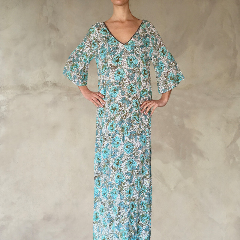 Caftano Lungo Ricamato a Mano: Eleganza Tie Dye in Viscosa Georgette - Fabiana Boente Caftano Lungo Ricamato a Mano: Eleganza Tie Dye in Viscosa Georgette - Fabiana Boente